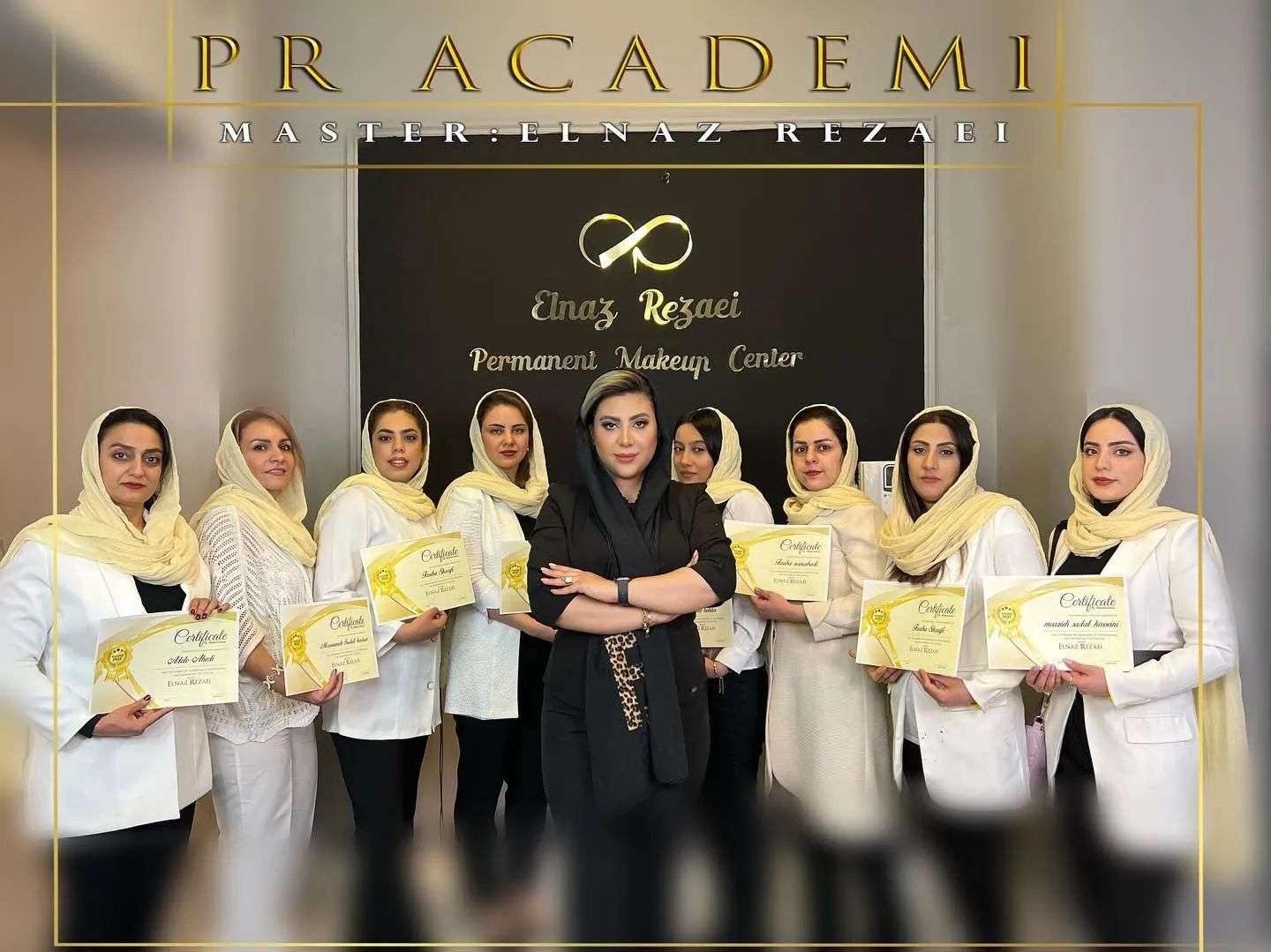 الناز رضایی متخصص فیبروز ابرو مشهد در کنار هنرجویان